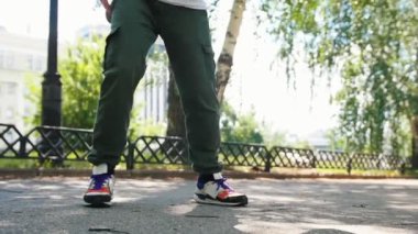 Parkta dövmeler serbest stil dans ile genç adam