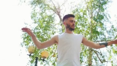 Parkta kilitleme dans performans dövmeli genç adam