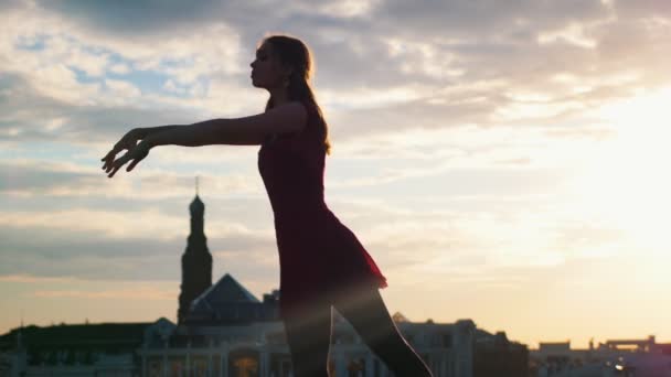Atraente jovem mulher realizando pas de balé ao ar livre — Vídeo de Stock