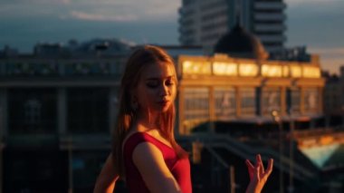 Çekici kadın bale pas gerçekleştirmek ve açık havada fotoğraf için poz - Yüzünde Güneş ışığı