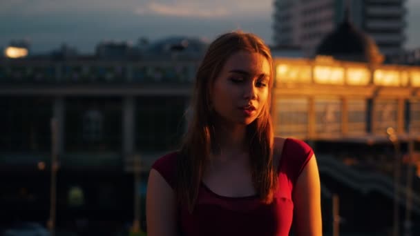 Mujer atractiva bailarina de ballet posando para la foto al aire libre - Luz del sol en su cara — Vídeo de stock