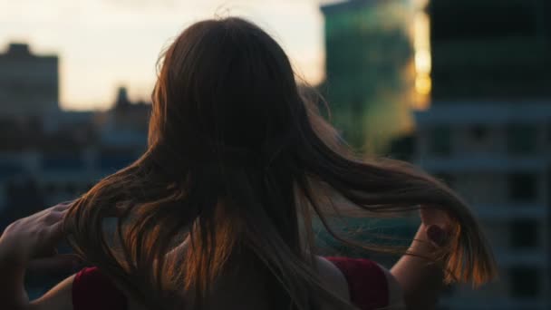 Atractiva mujer bailando en las calles durante el atardecer - Concepto de Ballet — Vídeos de Stock