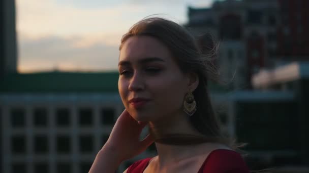 Jeune femme séduisante posant pour la photo sur les rues urbaines du soir — Video