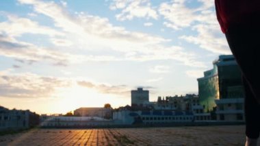 Pointe genç çekici kadın gider ve sokaklarda bale dansları