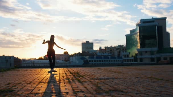Joven mujer atractiva en punta realiza perfectamente bailes de ballet en la plaza — Vídeos de Stock
