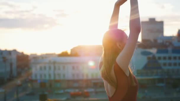 Giovane ballerina attraente ruotare lentamente intorno a se stessa nella danza — Video Stock