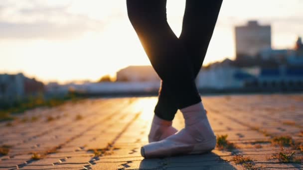 Jonge aantrekkelijke ballerina in Pointe krijgt op haar tiptoe en dansen Ballet — Stockvideo