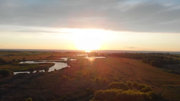 Uma paisagem hipnotizante de lagoa rural e campo ao pôr do sol — Vídeo de Stock