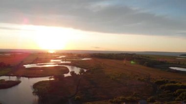 Gün batımında ülke gölet ve alan büyüleyici bir manzara