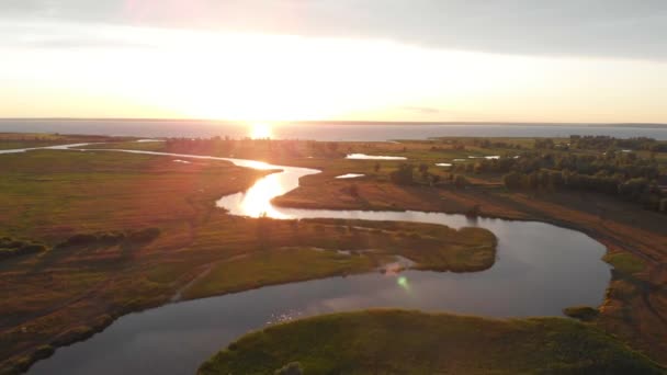 Удивительный пейзаж загородного пруда и поля в сумерках — стоковое видео