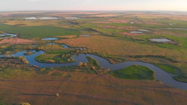 Een geweldig landschap van land vijvers en veld bij zonsondergang — Stockvideo