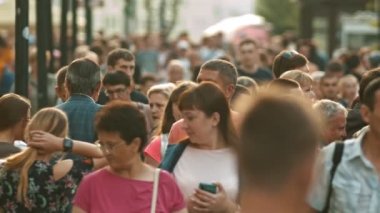Kazan, Rusya - 14 Temmuz 2019: Sokaklarda yürüyen insan kalabalığı