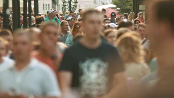 Kazań, Rosja-14 lipca 2019: duży tłum ludzi chodzcych po ulicach miasta — Wideo stockowe