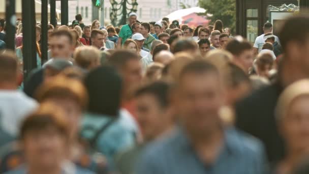 Kazan, Rusko-14. červenec 2019: velký dav lidí, kteří chodí po ulicích — Stock video