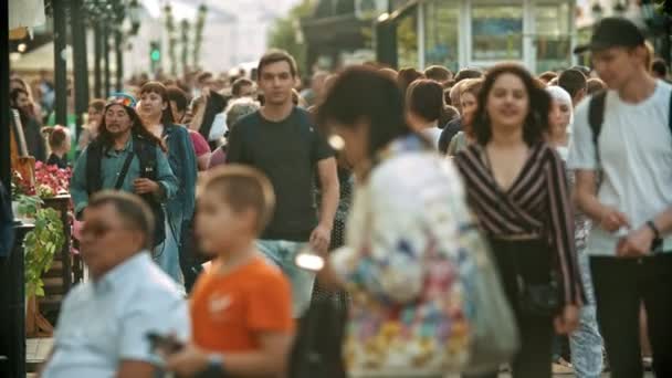 Kazan, Rusko-14. červenec 2019: davy různých lidí, kteří chodí po ulicích — Stock video