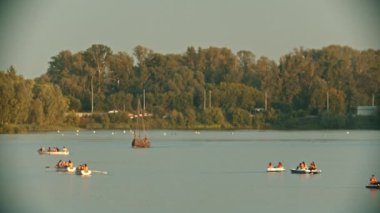 Kazan, Rusya - 14 Temmuz 2019: Nehirde katamaranlarla gezen insanlar - arka planda orman