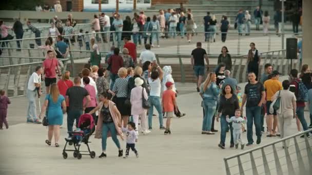 KAZAN, RUSIA - 14 DE JULIO DE 2019: multitud de personas caminando por las calles urbanas de la ciudad — Vídeos de Stock