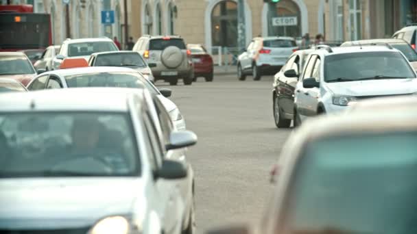 KAZAN, RUSIA - 14 DE JULIO DE 2019: los coches que se mueven en la carretera en un atasco — Vídeo de stock