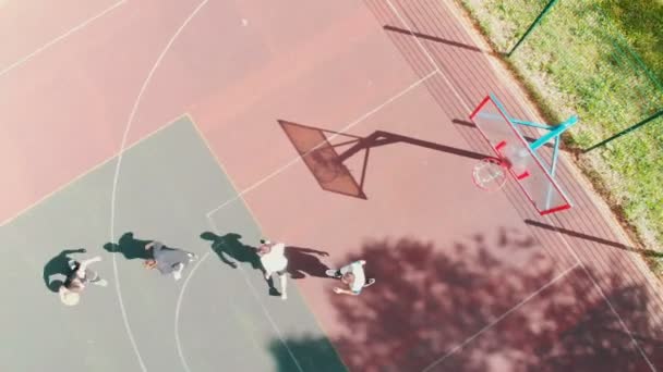 Вмістити друзів грати в баскетбол на спортивному майданчику на вулиці — стокове відео