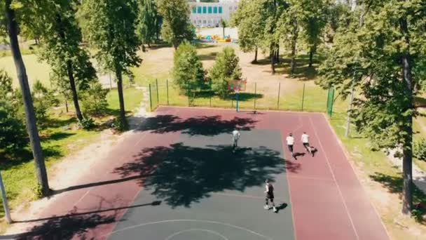 Fit arkadaşlar açık havada sahada basketbol oynarken — Stok video