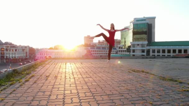 Fiatal nő balerina képzés ő táncol a tetőn-világos naplemente — Stock videók