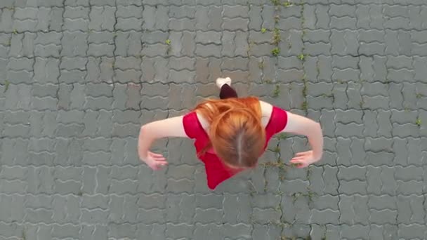 Молода красива надихнула балерину стояти на даху і підняти голову - посмішка - танці — стокове відео