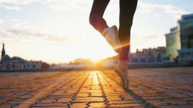 Bale dans ederken pointe whirls genç çekici balerin