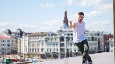 Genç şık adam freestyle standında dans - bir şey işaret