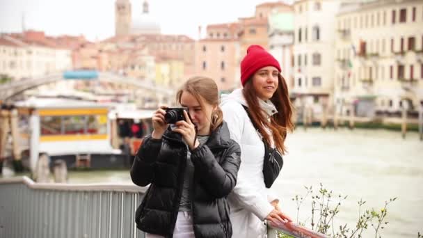 Duas jovens nas ruas de Veneza. Um deles tira uma foto dos arredores. — Vídeo de Stock