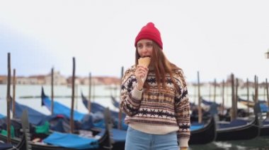 Mavi gondoliers yakınında dondurma yiyen genç kadın