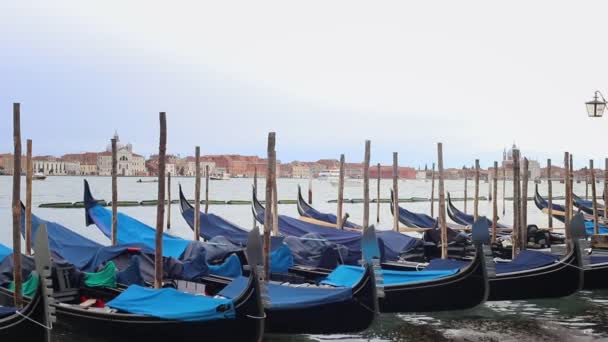 Góndolas azules moviéndose sobre el agua en Venecia — Vídeos de Stock