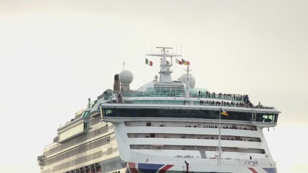 Cruise Liner cruises op het water-aan boord zijn mensen die ze kijken naar het landschap — Stockvideo