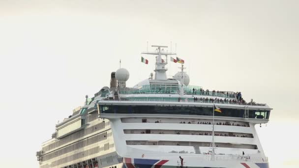 Kreuzfahrtschiffe auf dem Wasser - an Bord sind Menschen, die die Landschaft beobachten — Stockvideo