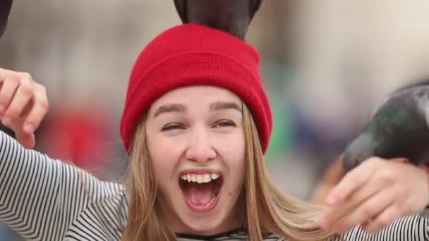 Jonge lachende vrouw met duiven op haar handen in de buitenlucht — Stockvideo