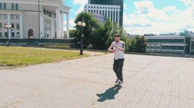 Şehir merkezinin arka planda çatıda dans genç bir atletik dövmeli adam