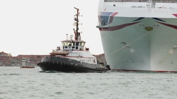 Arbeitsjacht schleppt ein Kreuzfahrtschiff zum Parkplatz. — Stockvideo