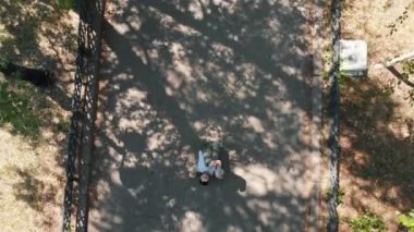 Şehrin arka planda meydanda dans dövmeler ile genç bir atletik adam