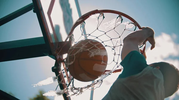 Un panier de basket-ball - un homme lançant la balle et il obtient dans la cible - claquer dunk — Photo