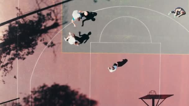 Quatro amigos aptos a jogar basquete no campo de esportes ao ar livre — Vídeo de Stock