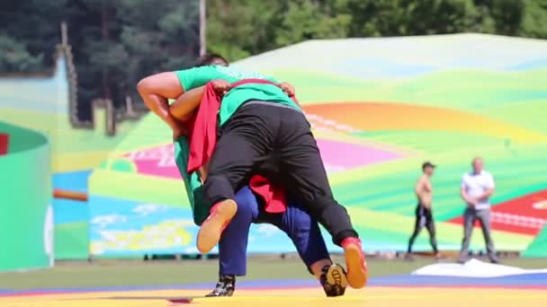 Republik Tatarstan, Russland: 04.07.2019 - zwei dicke Männer kämpfen bei Sabantui-Wettbewerben. — Stockvideo