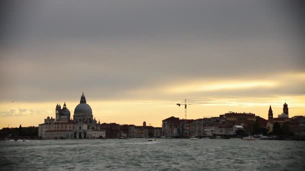 Stad op de rivier-passagiersboot langzaam zeilen op de rivier van Venetië bij zonsondergang — Stockvideo