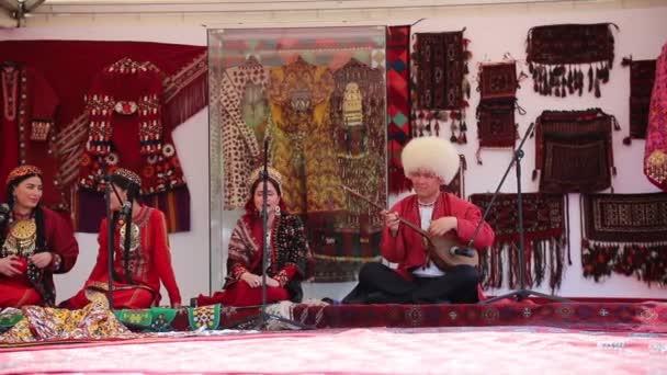 Tataristan Cumhuriyeti, Rusya: 04.07.2019 - Geleneksel Tatar kıyafetli kadın ve erkek, Tatar tasarım odasında oturup müzik çalıyor — Stok video