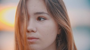 Yan bakan genç kız bir portre - gün batımı