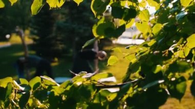 Parkta yoga yapan gençler - yanlara bükme