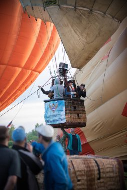 18-07-2019 Pereslavl-Zalessky, Rusya: Sepetteki insanlar balonda oturarak havalandı