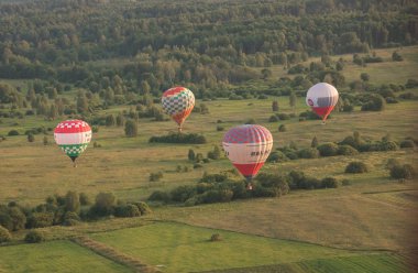 18-07-2019 Pereslavl-Zalessky, Rusya: Saha üzerinde uçan farklı renkli hava balonları.