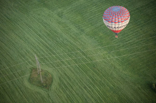 18-07-2019 Переславль-Залесский, Россия: красочный воздушный шар, летящий с использованием тепла — стоковое фото