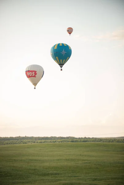 18-07-2019 Pereslavl-Zalessky, Rusia: globos aéreos diferentes volando con calor. Diferentes logotipos impresos en globos — Foto de Stock