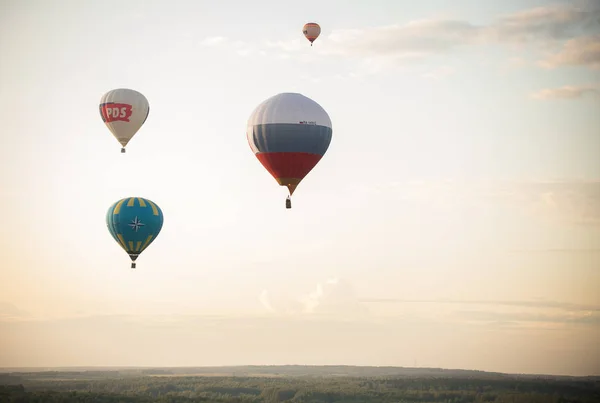 18-07-2019 Pereslavl-Zalessky, Rússia: balões de ar diferentes voando usando calor. Logotipos impressos diferentes em balões. Voando em um contexto do céu da tarde — Fotografia de Stock