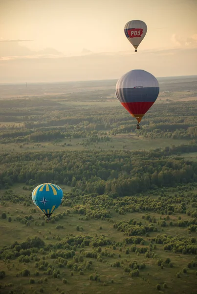 18-07-2019 Pereslavl-Zalessky, Rusia: globos aéreos diferentes sobrevolando el campo. Diferentes logotipos impresos en globos - uno de ellos es tricolor ruso — Foto de Stock